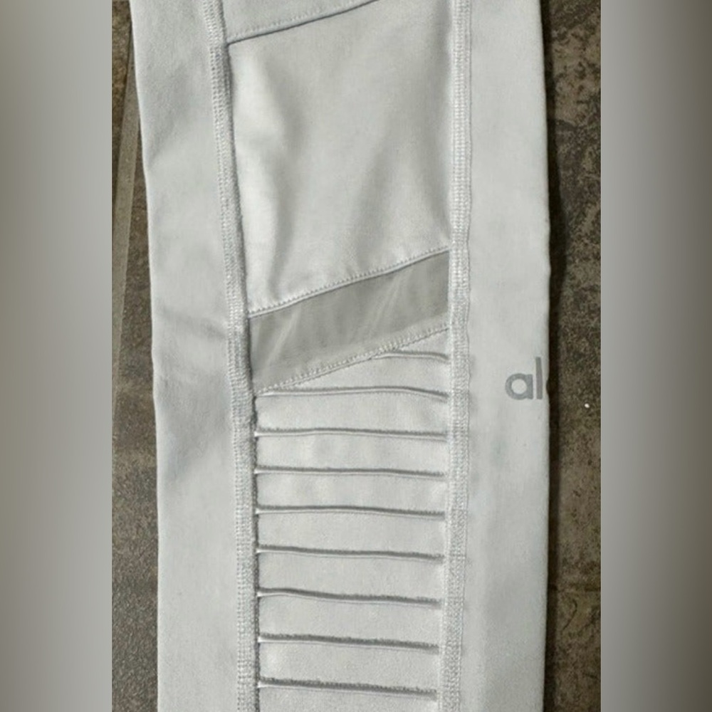 Alo Yoga Moto Leggings | White / Dove Gray | Size M - Picture 5 of 12